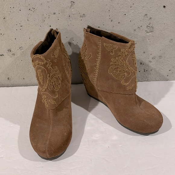 OTBT Ringold Suede Carmel Hidden Wedge-Heeded Ankle Boot w/Embroidered Accents 8 - Picture 1 of 10